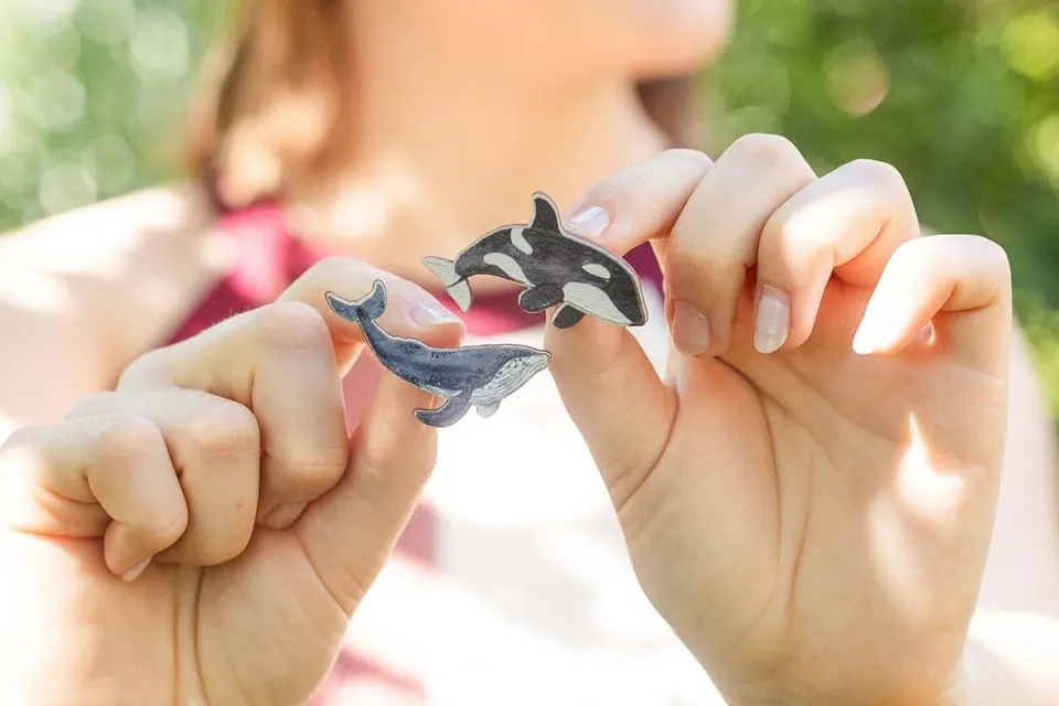 wooden-brooch-whale-by-epipi_1200x800_03.webp