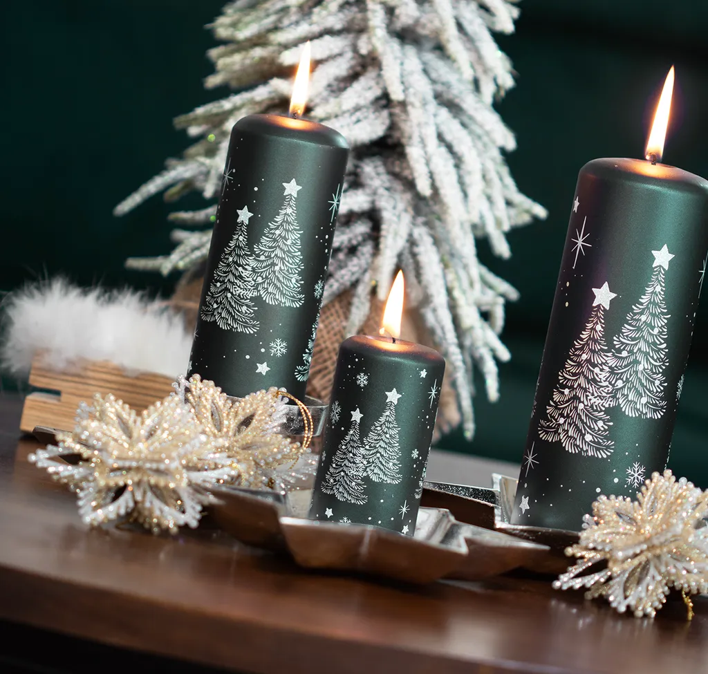 lesni-vanocni-svicka-green-s (1).webp