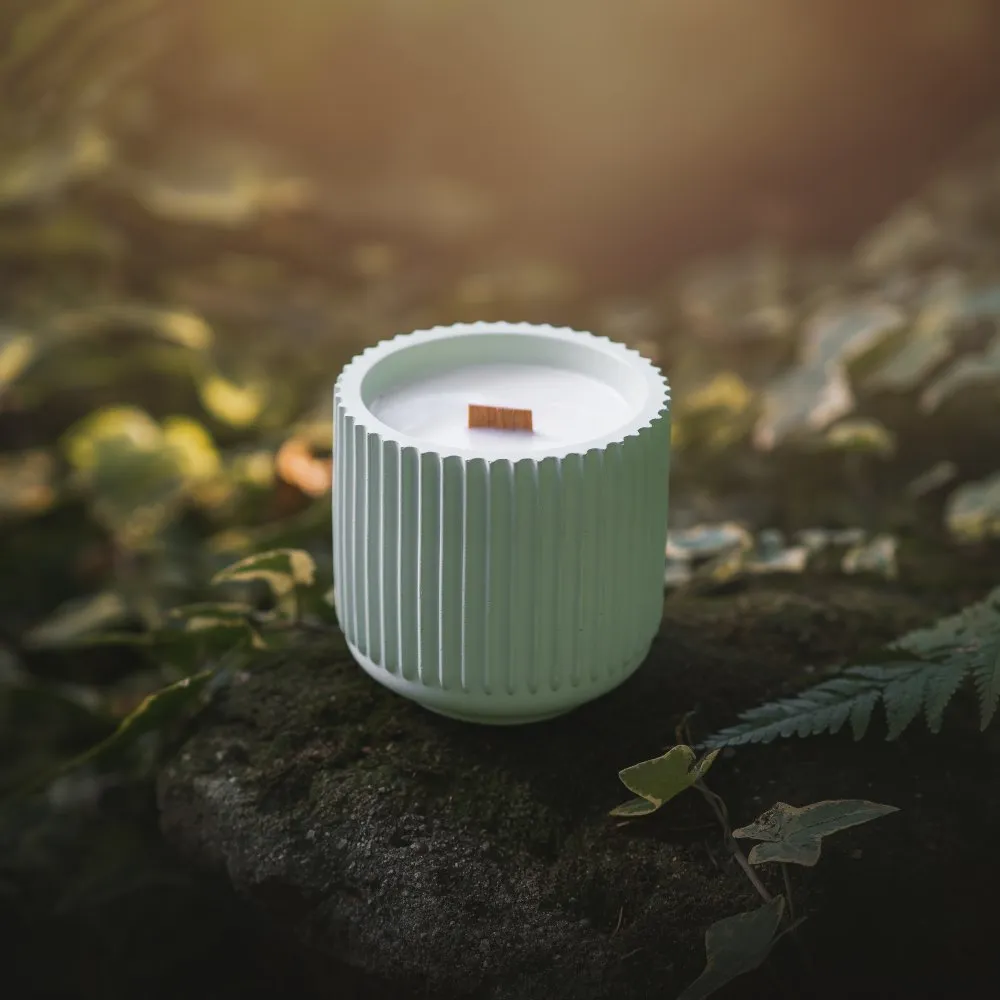 Betonhome - Sójová svíčka velká vroubek LESNÍ ROMANCE 300g (světle zelená).webp