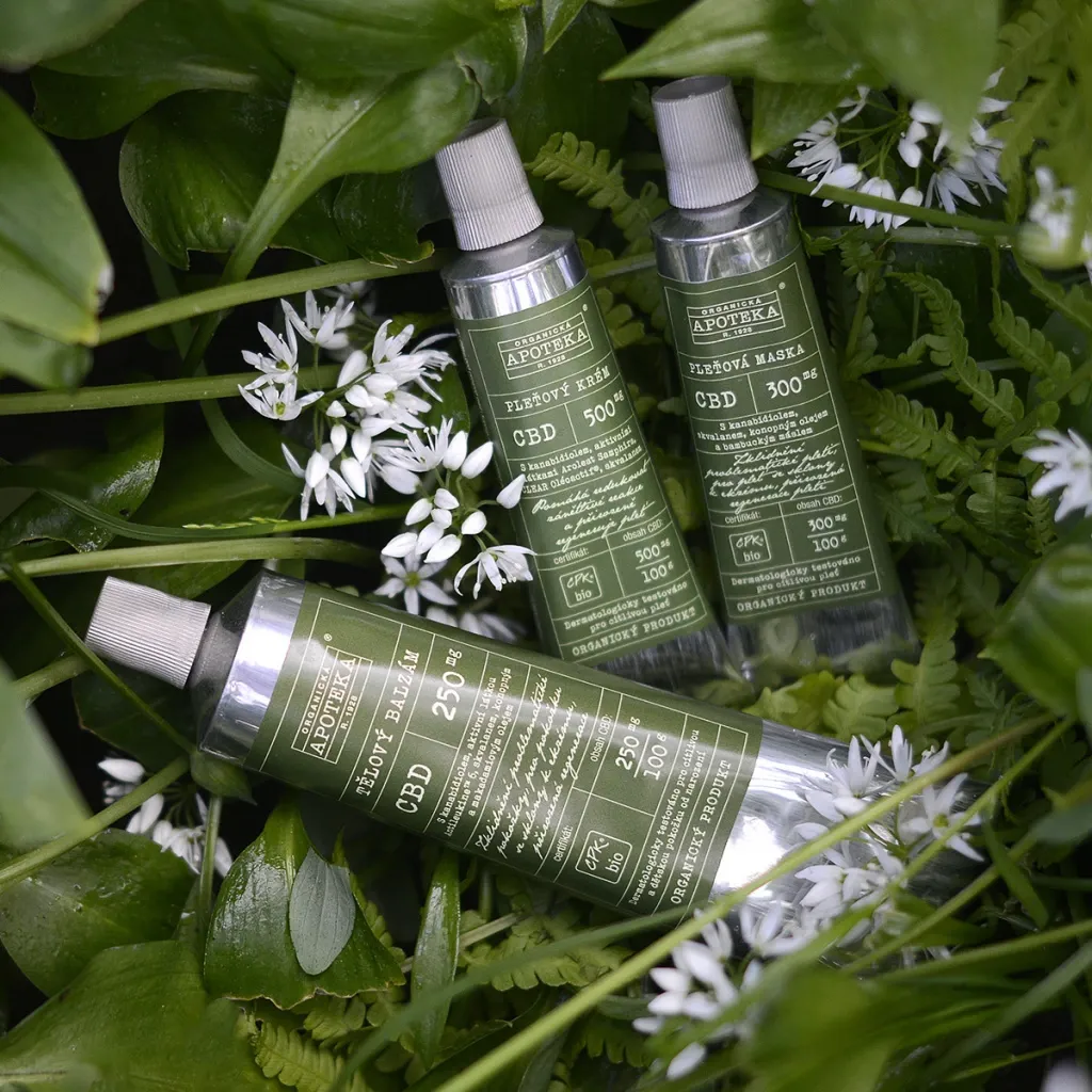 629-4_tri-hlinikove-tuby-se-zelenymi-etiketami-s-cbd-telovym-balzamem--plet.webp